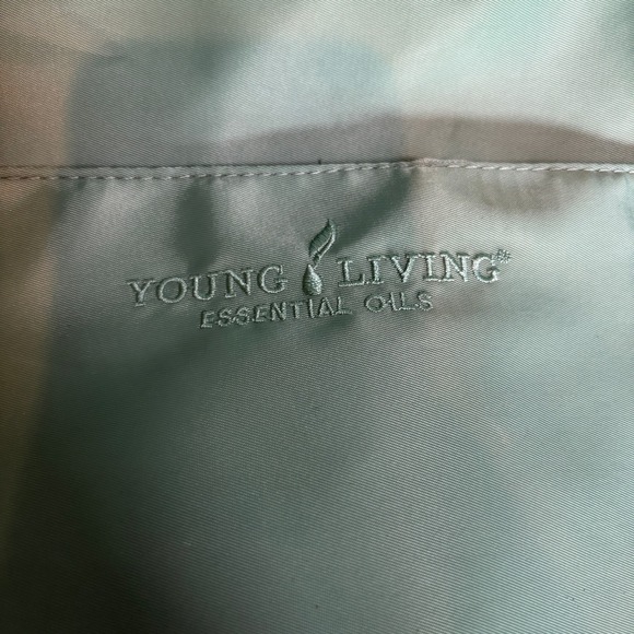 Young Living Essential Oils Green‎ Duffle Bag Travel Gym USB Port - Picture 3 of 15